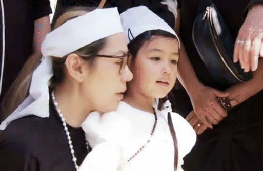 Khoảnh khắc quan tài chồng được hạ huyệt, Bình Phương nhắc con gái vẫy tay chào cha. Hình ảnh con gái Đức Tiến ngơ ngác chứng kiến ba rời xa cuộc đời khiến công chúng không khỏi xúc động