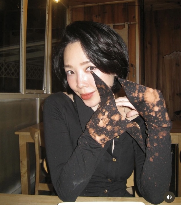 Tuy nhiên cô từng cho biết đang rất vui với cuộc sống 1 nhà 2 người 3 con mèo nên chưa nghĩ đến kế hoạch có em bé