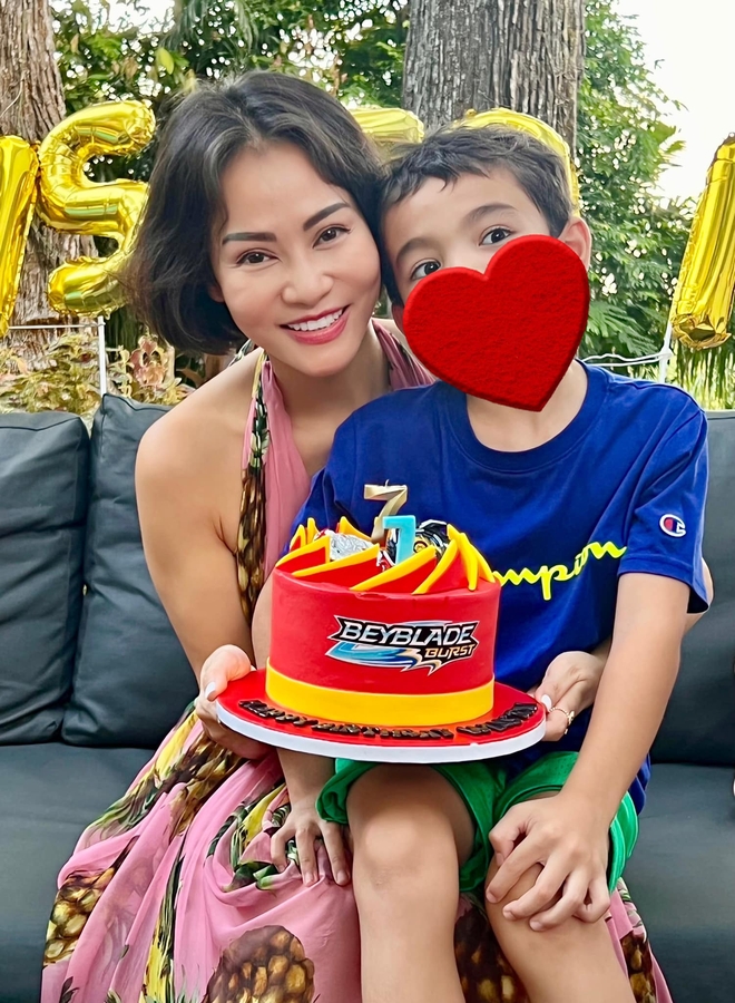 Cô dành nhiều thời gian chăm sóc cho gia đình nhỏ và nuôi dạy nhóc tỳ khôn lớn