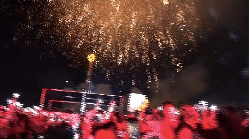 Xiumin cùng fan ngắm pháo hoa kết show