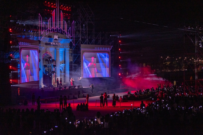 Sân khấu ấn tượng của nam thần nhà EXO