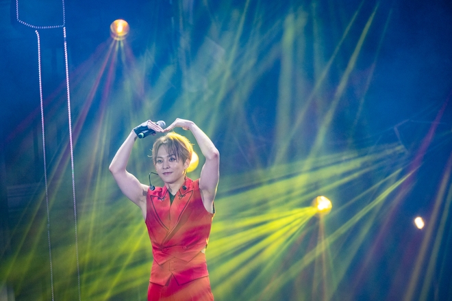 Xiumin khoe visual hack tuổi trên sân khấu