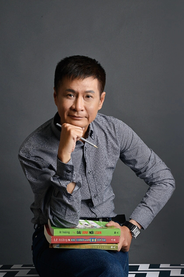 Tuy tiết lộ về hôn nhân viên mãn nhưng Lê Hoàng chưa từng công khai hình ảnh bà xã với công chúng.