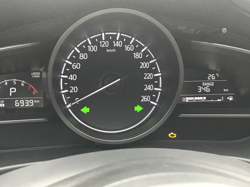 Báo lỗi động cơ trên xe Mazda3 đời 2017. Ảnh: Giang Nguyễn