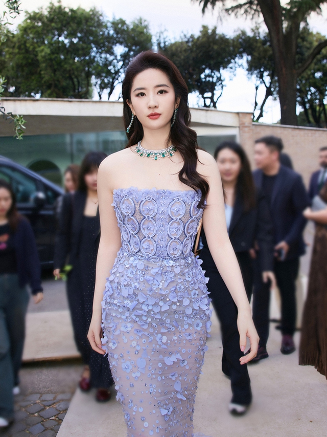 Vóc dáng thon thả cuốn hút của cô