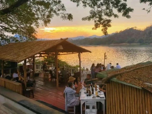 Khách đến viện dưỡng lão thoải mái hoà mình vào thiên nhiên