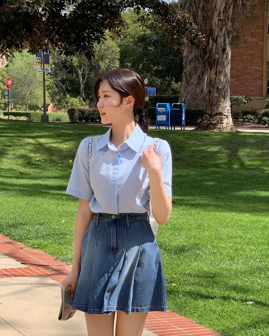 Với thiết kế tay ngắn và các gam màu tươi sáng, kiểu áo này sẽ 