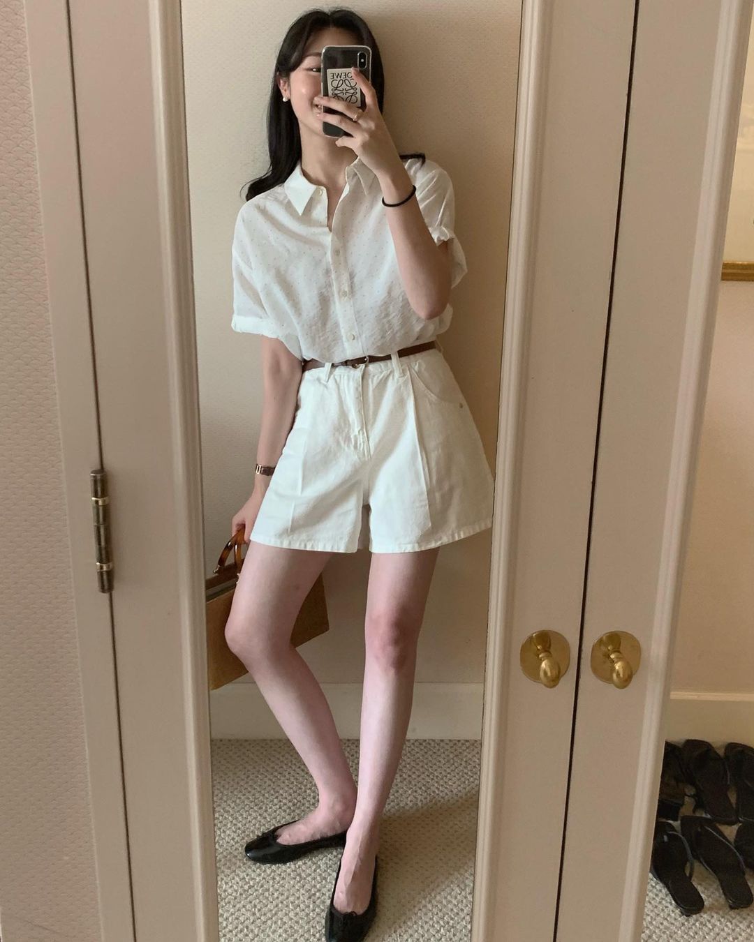 Và đừng quên, để tăng thêm sự trẻ trung, bạn có thể kết hợp sơ mi cộc tay cùng những phụ kiện như vòng tay, dây lưng hoặc giày sandal nhé