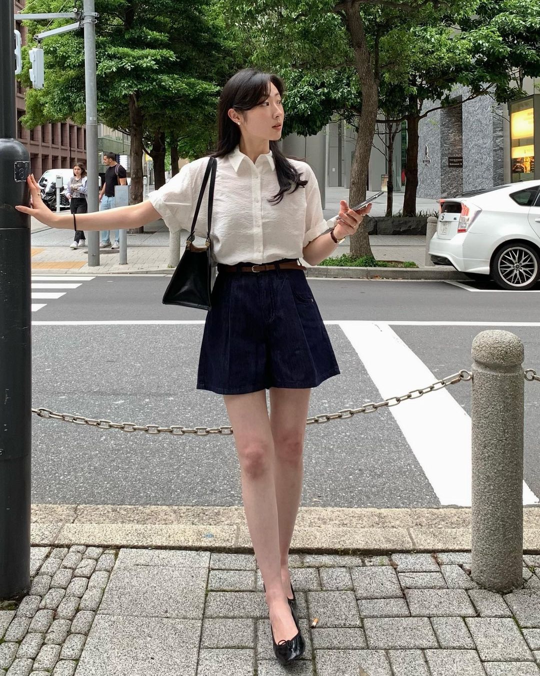 Ngoài ra, sơ mi cộc tay còn rất dễ phối đồ. Bạn hoàn toàn có thể mix&match nó với nhiều kiểu chân váy, quần âu, quần jeans khác nhau để tạo nên những set đồ vừa lịch sự vừa thời thượng