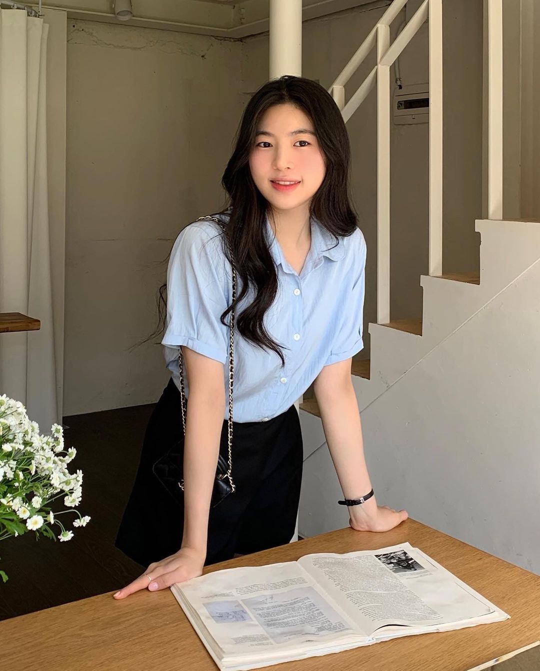 Sơ mi cộc tay không chỉ giúp bạn giải thoát khỏi cái nóng oi bức mùa hè mà còn mang đến một diện mạo trẻ trung, đầy sức sống