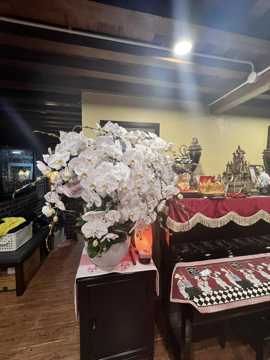 Bên trong căn nhà, nội thất được bài trí đơn giản nhưng tinh tế với những món đồ gỗ tự nhiên như sập gụ, tủ thờ, bình gốm sứ... 