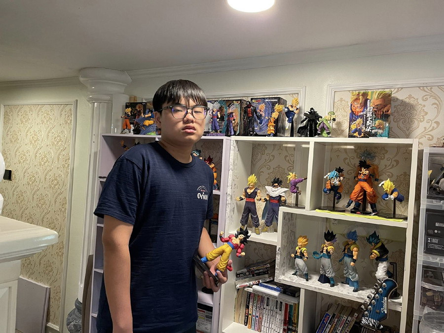 Căn phòng của hai con trai nhà Xuân Bắc mang tông màu kem nhã nhặn, được tô điểm bởi những hoa văn trên tường. Nổi bật trong căn phòng là chiếc kệ lớn để trưng bày bộ sưu tập mô hình các nhân vật và bộ truyện tranh nổi tiếng 7 viên ngọc rồng.