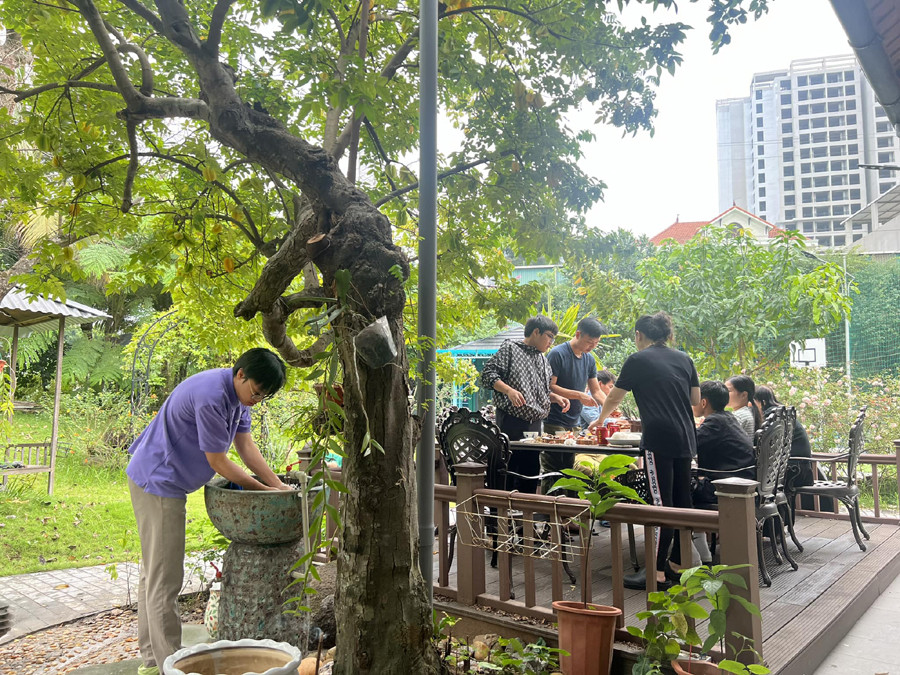 Điểm nhấn của biệt thự chính là khu sân vườn rộng rãi và thoáng đãng. Nơi đây là không gian lý tưởng để gia đình Xuân Bắc và bạn bè của các con quây quần bên nhau, tận hưởng những bữa ăn ngoài trời ấm cúng và vui vẻ.