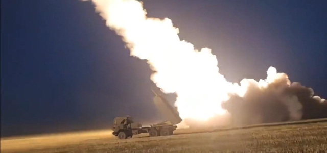Quân đội Ukraine khai hỏa rocket HIMARS. Ảnh: Forbes