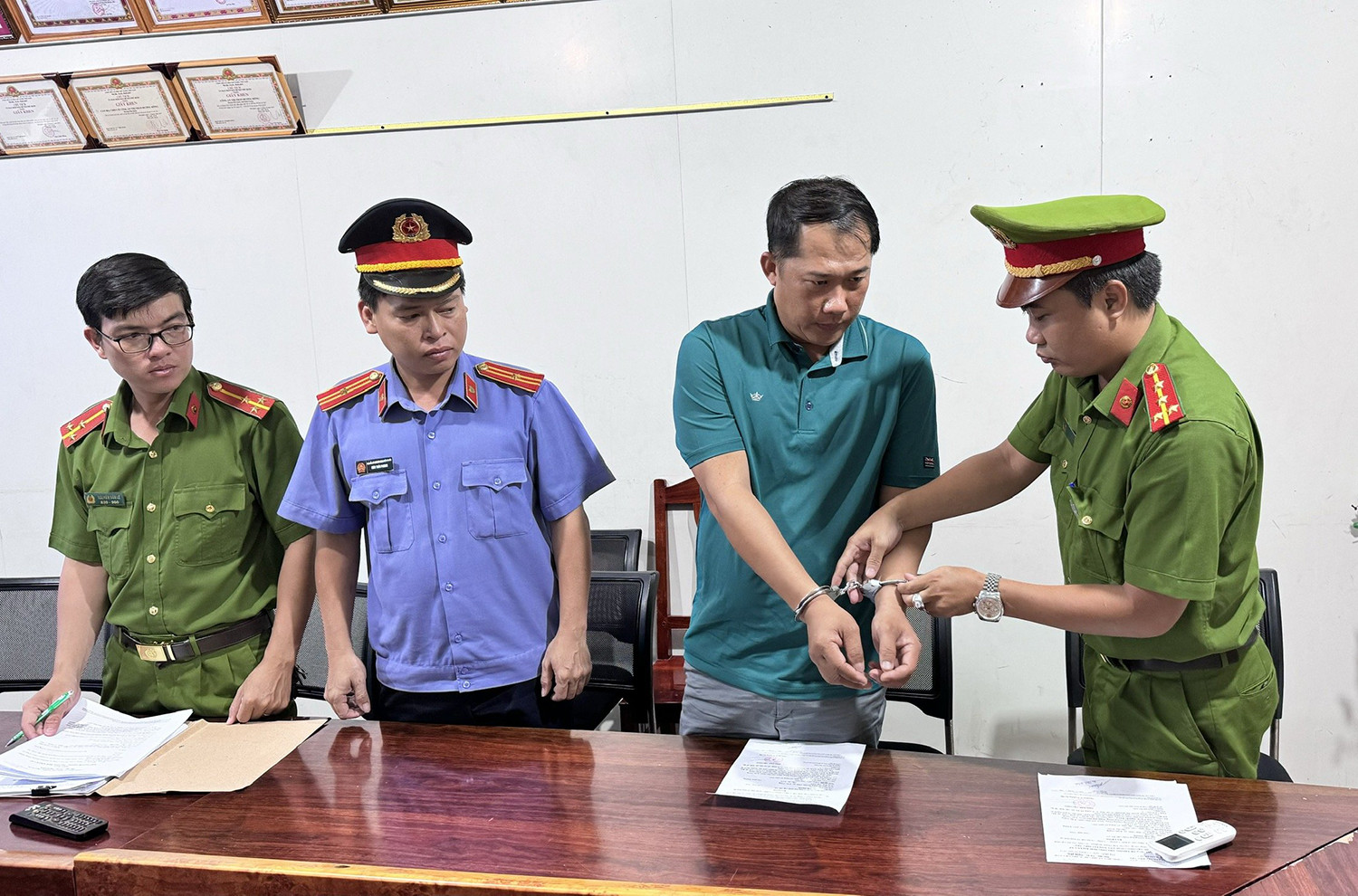 Lực lượng chức năng thi lệnh giữ người trong trường hợp khẩn cấp đối với Du Việt Thanh. Ảnh: Công an Kiên Giang