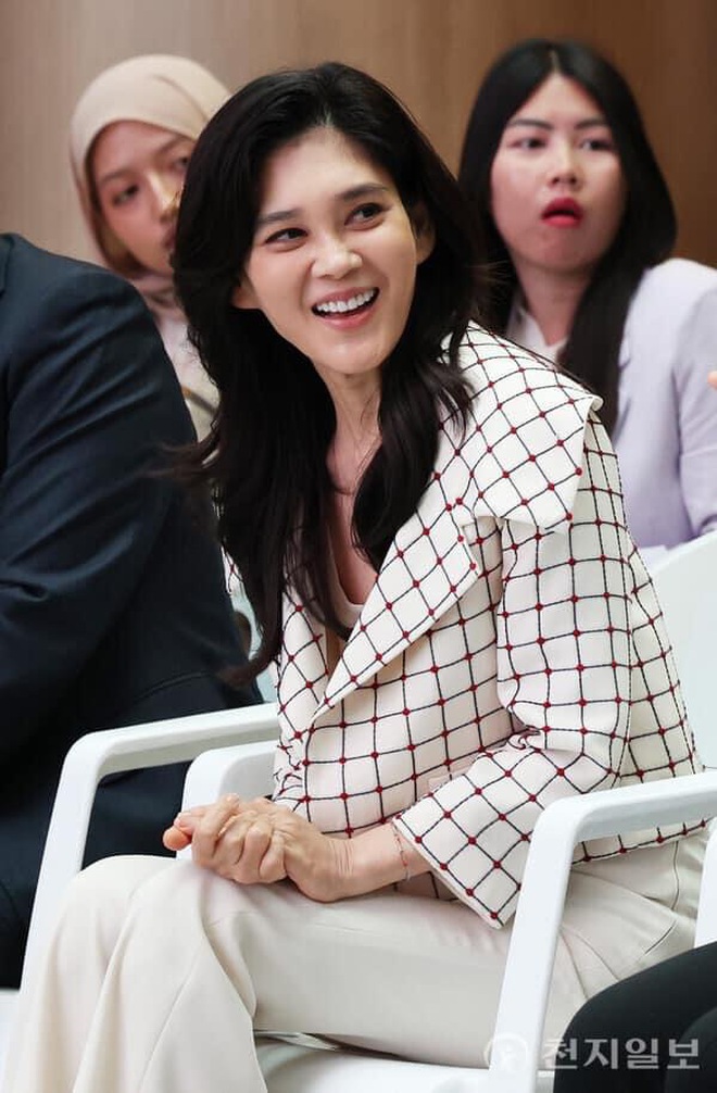 Ở tuổi 54, dù gương mặt đã lộ rõ nhiều nét lão hóa nhưng cô vẫn nhận được nhiều lời khen về ngoại hình của mình