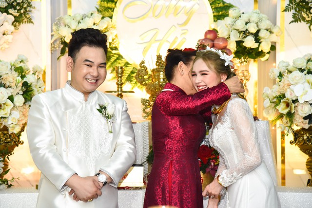 Mẹ Xemesis trao vàng cho con dâu