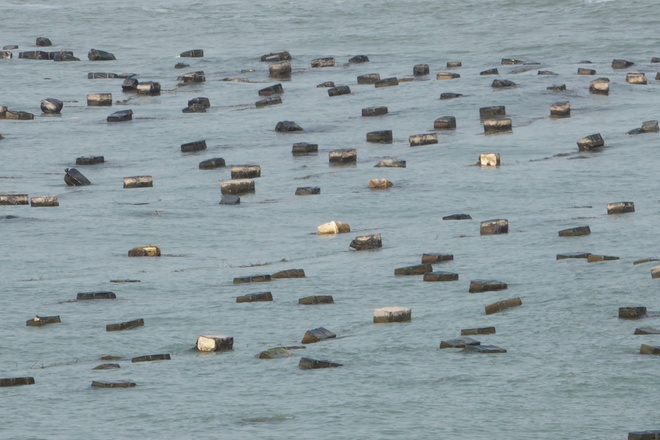 Nhìn từ xa có thể thấy rõ rác trôi bồng bềnh trên mặt biển