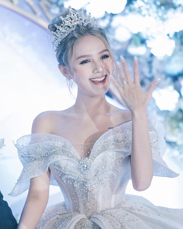 Cô dâu như công chúa xé truyện cổ tích bước ra