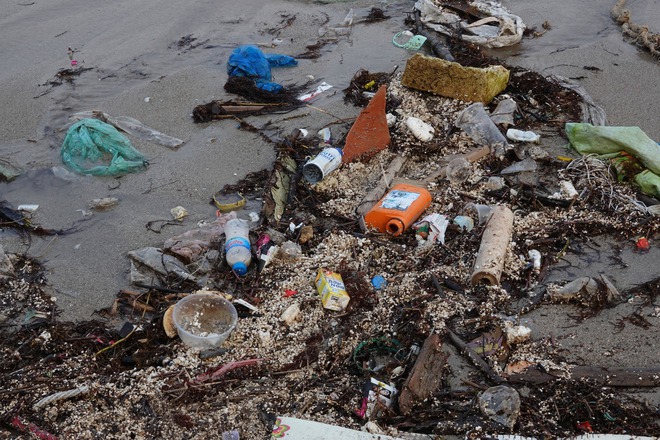 Rác đủ loại từ hộp xốp, túi nylon, củi khô cho đến rác thải nhựa