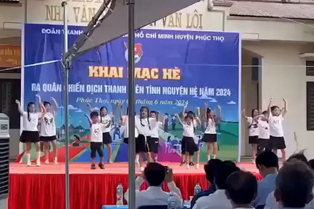 Sân khấu nơi các em học sinh đang biểu diễn. Ảnh chụp màn hình