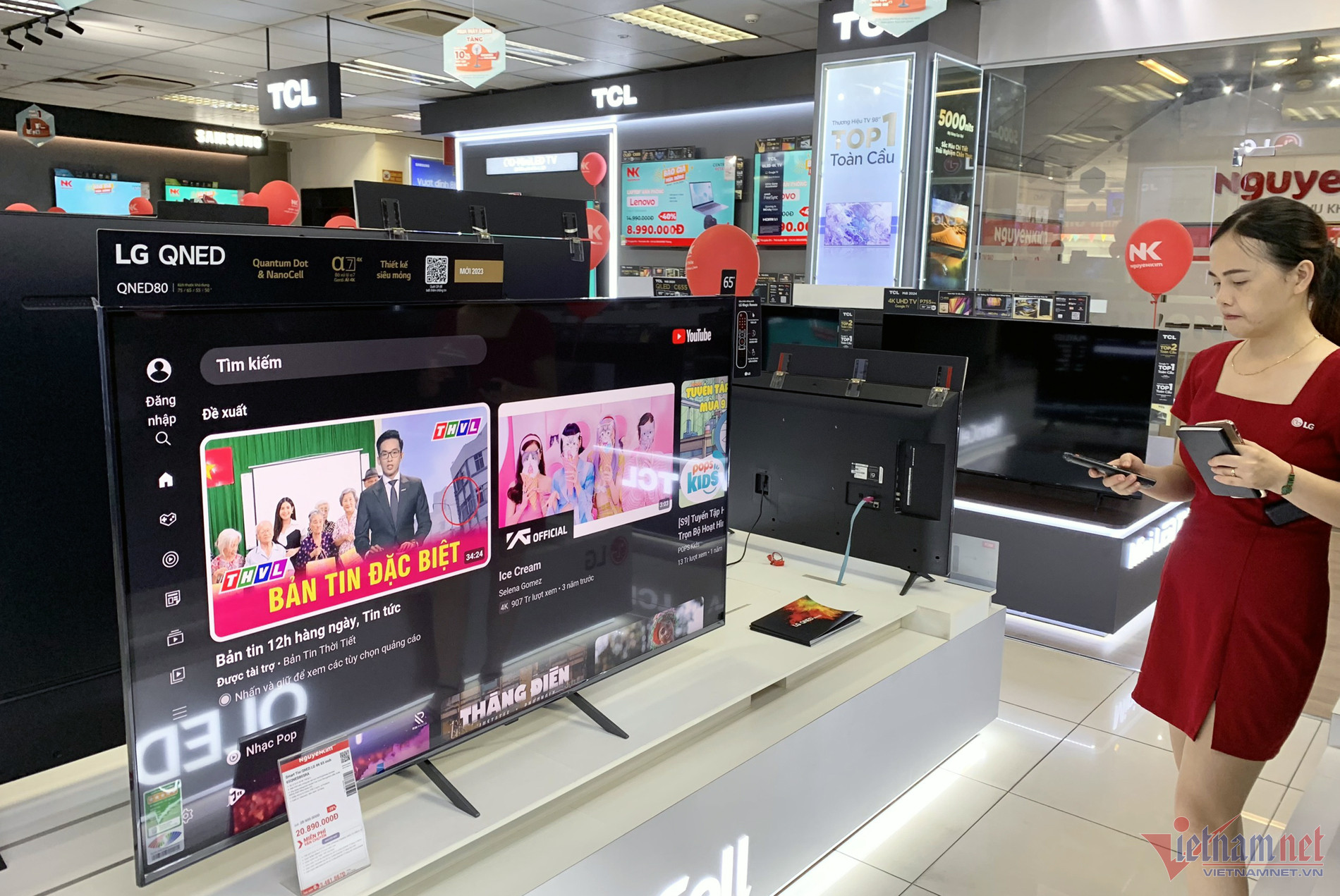 Nhiều cửa hàng điện máy giảm giá mạnh mặt hàng tivi để giải phóng hàng tồn. Ảnh: Tiến Anh