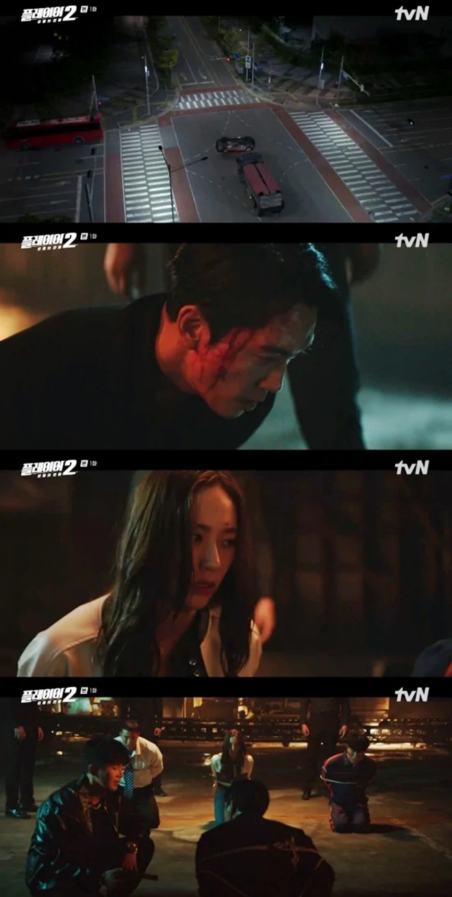 Đặc biệt, người xem cũng dành rất nhiều lời khen cho diện mạo trẻ đẹp, vô cùng phong độ của anh. Ngay cả trong những cảnh chiến đấu, phải tự cầm súng chĩa vào đầu mình, Song Seung Hun vẫn rất điển trai.