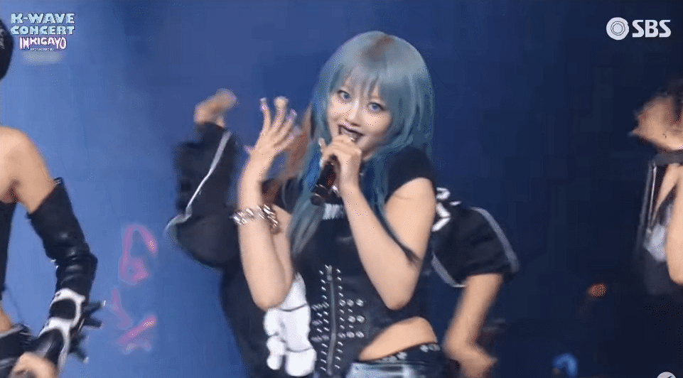 Thần thái cool ngầu, những cái liếc mắt thu hút được tính toán hợp lý cho mỗi lần nhả chữ là điểm cộng cực lớn