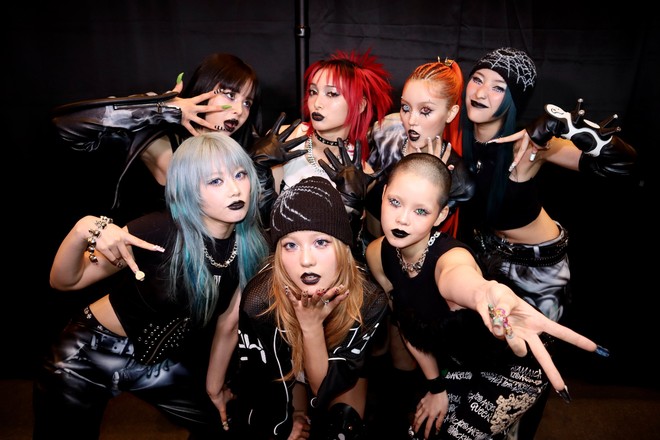 Từ màu son đen đến kiểu tóc đều quá ngầu và chất