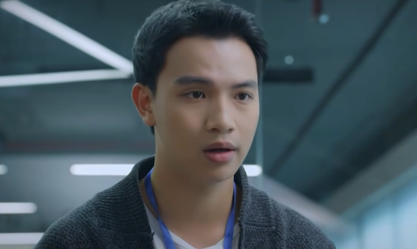 Dũng lúng túng khi bị Yên mắng.