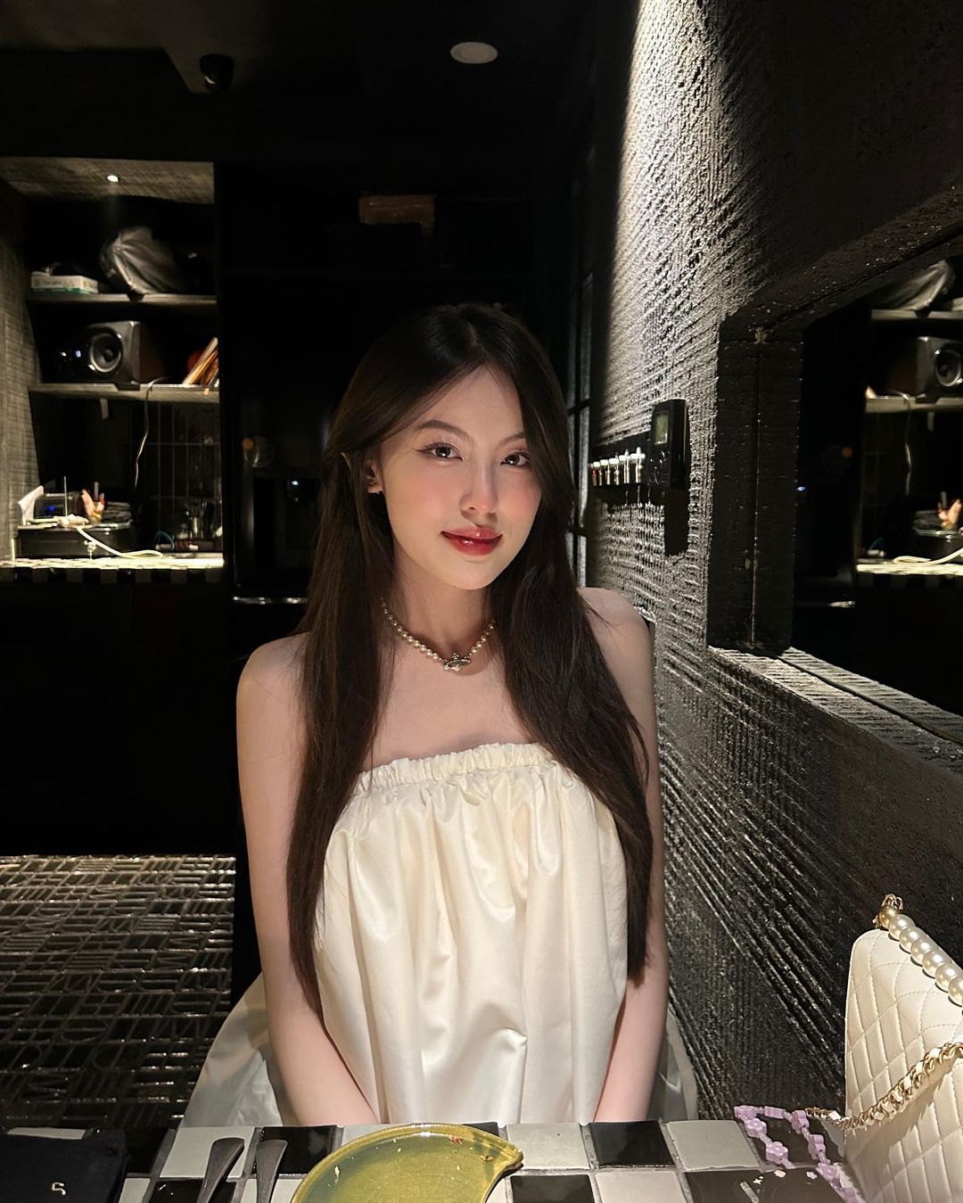 Nàng tiểu thư 2k3 đã cập nhật ngay hot trend năm nay cho tủ đồ của mình với một chiếc đầm với thiết kế cúp ngực thân trên và dáng bí ở thân dưới. Item này mà diện đi hẹn hò thì đảm bảo đối phương sẽ bị bạn 