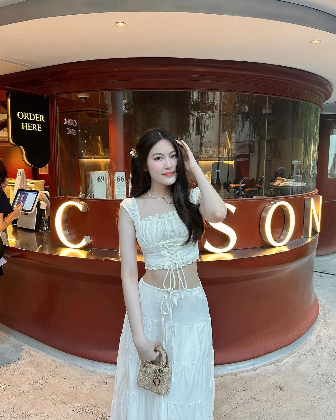 Chị em nào đang cần ý tưởng đi biển thì phải sắm liền set áo croptop xô thêu + chân váy xòe rút dây hot trend giống Tăng Mỹ Hàn đi. Đảm bảo diện lên sẽ có ảnh 