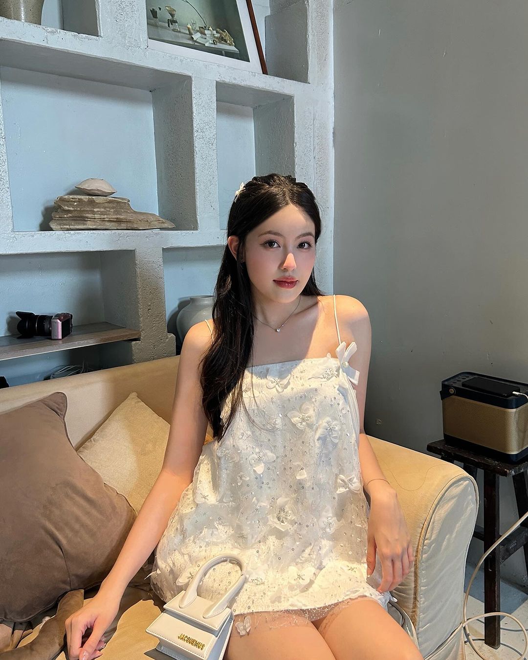 Đây là set đồ với hai món áo hai dây lụa phối voan và chân váy dáng chữ A, đến từ brand thiết kế D.T.M By ThaoMy. Diện lên chuẩn vibe 