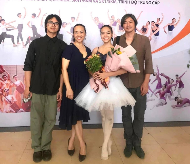 Những hình ảnh đời thường hiếm hoi của Lê Vũ Long gần đây, anh dành thời gian bên gia đình nhỏ cũng là những người theo đuổi con đường nghệ thuật