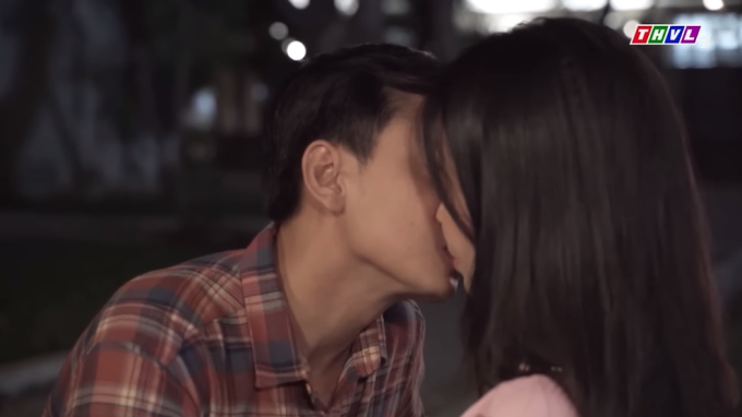 Cảnh hôn làm hòa của Ngọc Ánh và bạn diễn do chính chồng cô chỉ đạo