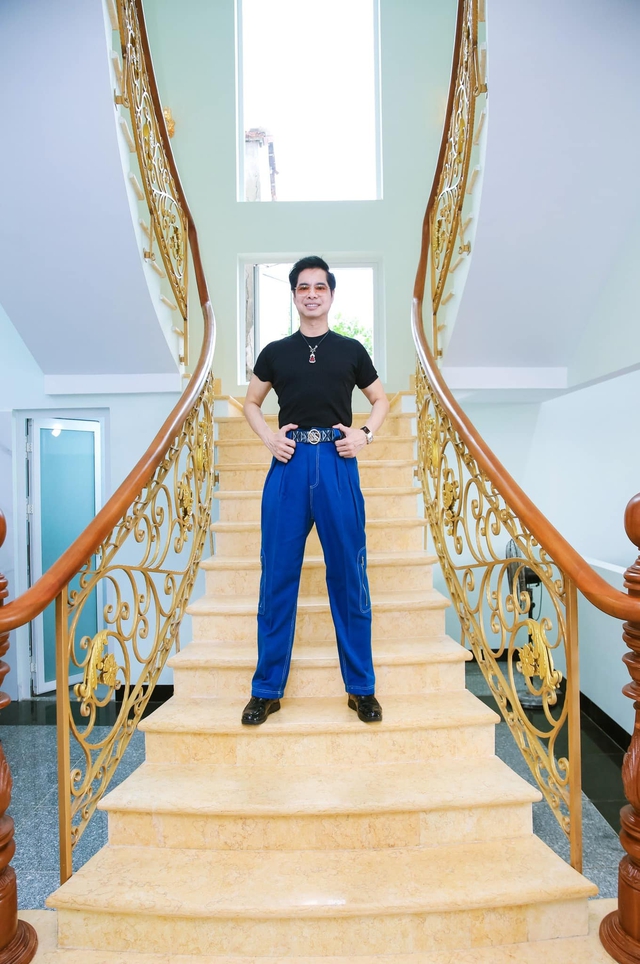 Ngọc Sơn hiện vẫn độc thân, sống một mình trong cơ ngơi hoành tráng