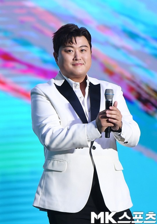 Kim Ho Joong sinh năm 1991, đã có hơn 10 năm hoạt động trong làng giải trí