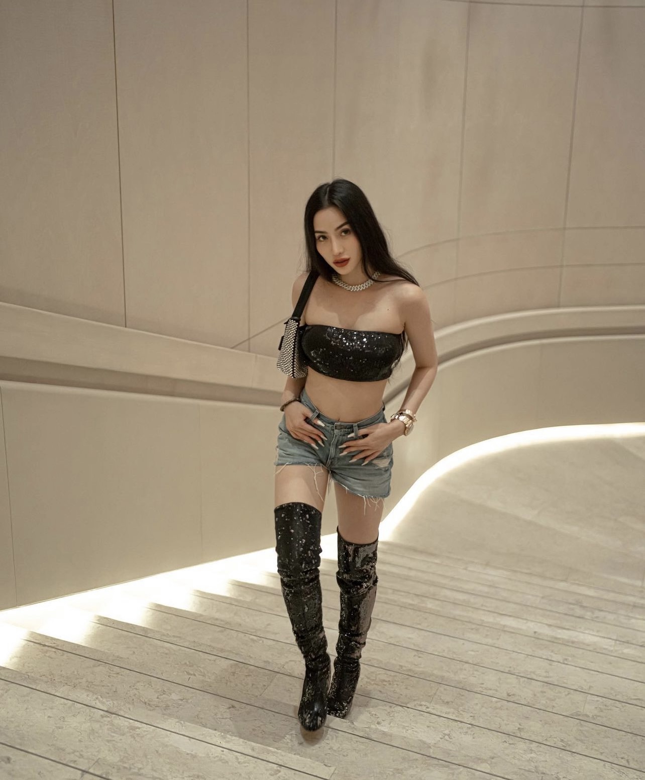 Vẫn theo hình tượng chiến đét nhưng gu ăn mặc của Meo Meo hiện tại trông còn táo bạo hơn xưa