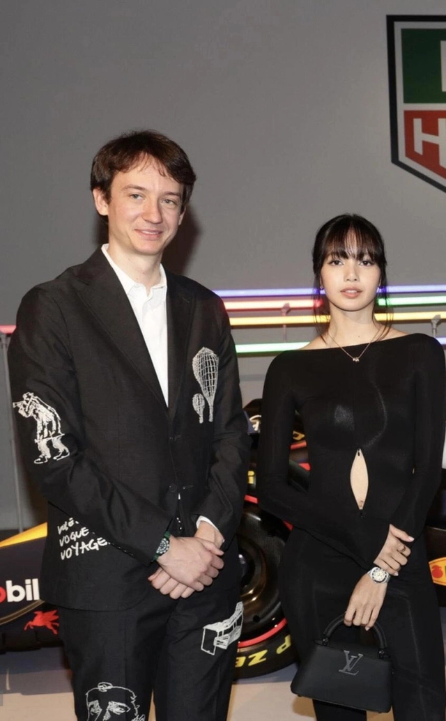 Thời gian gần đây Lisa và bạn trai tỷ phú thường xuyên xuất hiện cùng nhau khiến người hâm mộ hy vọng cả hai sớm công khai chuyện tình đẹp