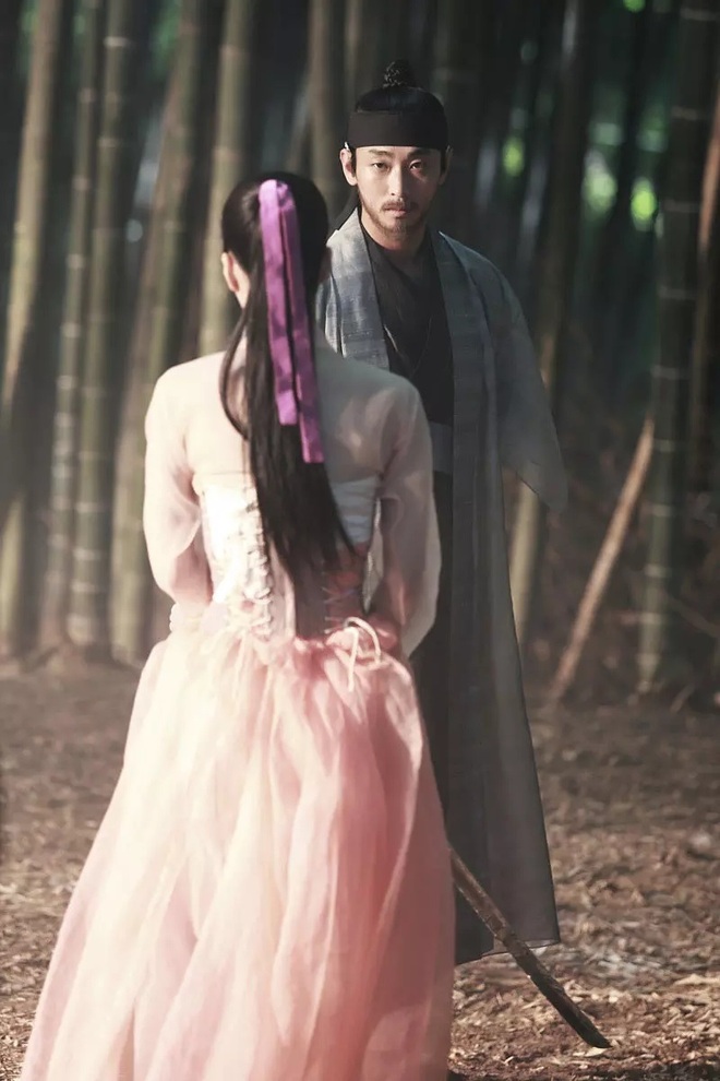 Dan Hee học đủ mọi kỹ năng ân ái nhằm ám sát vua Yeon San. Trong quá trình thực hiện kế hoạch, cô đã yêu đại thần Sung Jae.