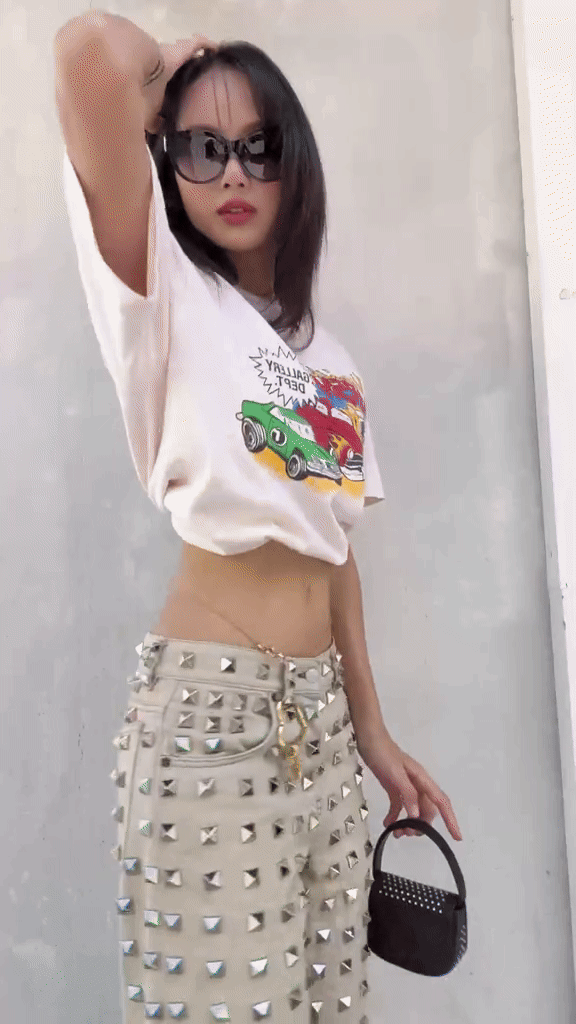 Lisa khoe trọn body cực phẩm trong video đầu tiên