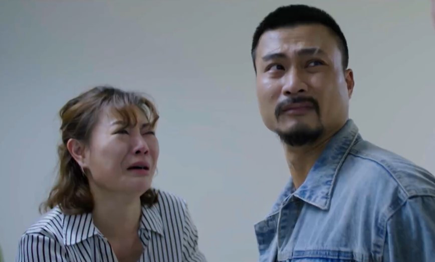 Khanh van xin Trí cứu con gái.