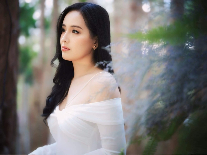 Hoa hậu Mai Phương Thuý khoe nhan sắc mỹ miều khi dự cưới Midu