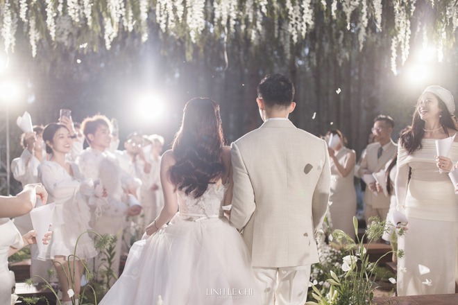 Ngoài Mai Phương Thuý thì Midu và chồng còn mời một số sao Việt như vợ chồng Kiều Ngân, Quốc Trường, Tiko Tiến công, Jun Vũ, Nguyễn Hồng Phước...