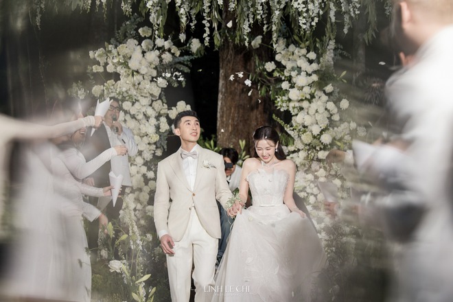 Sau khi Midu và Minh Đạt thực hiện xong các nghi thức, khách mời sẽ tung hoa thay cho lời chúc mừng