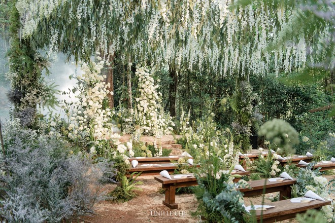 Mỗi khách mời đều có quà riêng kèm 1 phễu hoa tươi