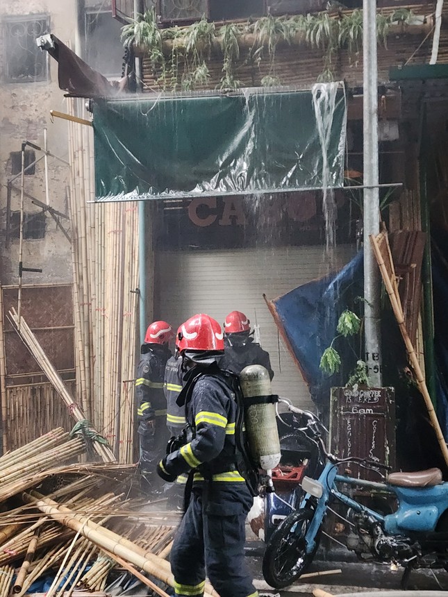 Lực lượng PCCC có mặt tại hiện trường chữa cháy.