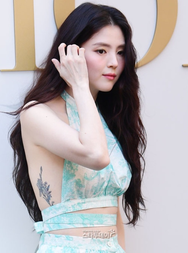 Hình xăm của nữ diễn viên bị nhiều người chê bai, cho rằng nó kém sang, khiến Han So Hee lạc lõng giữa bầu không khí thanh lịch của sự kiện