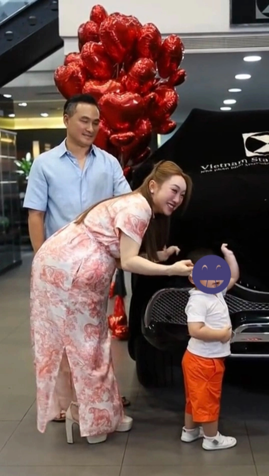 Lý Thuỳ Chang bị soi đi giày cao gót cỡ 