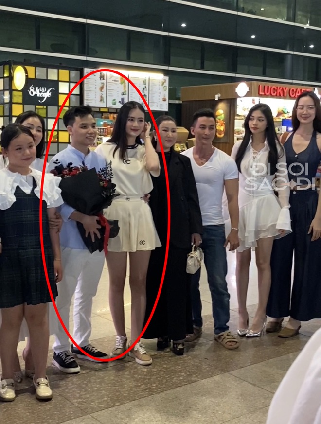 Hoa hậu sinh năm 2002 đã trở về Việt Nam sau khi kết thúc kỳ học đầu tiên